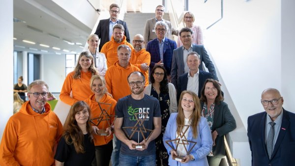 CSR-Preis OWL 2024: Herausragend engagierte Unternehmen aus Ostwestfalen-Lippe wurden in Bielefeld für ihr außergewöhnliches gesellschaftliches Engagement ausgezeichnet. - © A. Kröling HWK OWL / CSR-Kompetenzzentrum OWL