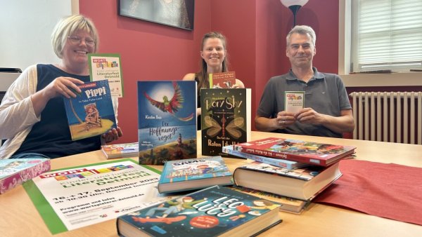 Kinderbuch-Expertin Sabine Deppenmeier vom Buchhaus am Markt, Charlotte Tappmeier vom Literaturbüro OWL und Jörg Hampe, Prokurist und Leiter der Stadthalle (von links) stellen das neue Programm vor. - © Malin Karlotta Hensch