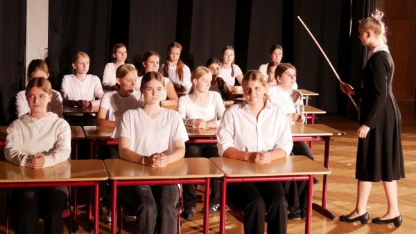 Unterricht wie zu Urgroßmutters Zeiten. Die Theatergruppe veranschaulicht das frühere Schulleben. - © Thomas Krügler