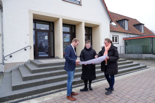 Bürgermeister Borris Ortmeier (von links), Konrektorin Christina Topolski und Carina Brakhage vom Bauamt der Stadt erklären, welche Arbeiten in Alverdissen in den kommenden Wochen anstehen. - © Lorraine Brinkmann