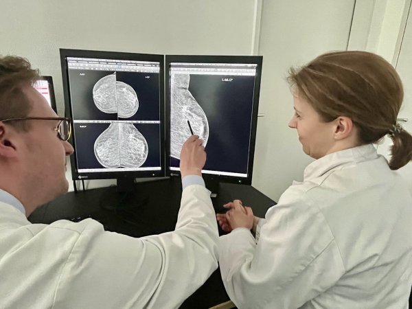 Univ.-Prof. Dr. Dr. med. Michel Eisenblätter, Direktor des Universitätsinstitut für Diagnostische und Interventionelle Radiologie, und Oberärztin Dr. med. Anna J. Höink diagnostizieren einen Tumorherd. - © Klinkum Lippe