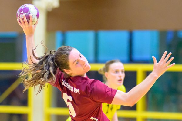 Stark vom Punkt - Sicher verwandelt Amber Verbraeken den Strafwurf gegen die Gäste aus Dortmund. - © Egon Penner