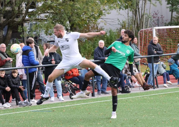 Exertals Dennis Meier klärt vor Wüstens Kapitän Merwan Osso. - © paul cohen