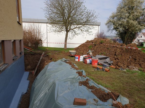 Die Drainage am "Dorfpluspunkt" in Langenholzhausen wird erneuert. - © Birgit Zierke