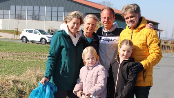 Die Familien Steinbusch und Hartlieb beteiligten sich erstmalig an der Aktion „Leopoldshöhe macht sauber!“ und sammelten an der Felix-Fechenbach-Straße. - © Knut Dinter