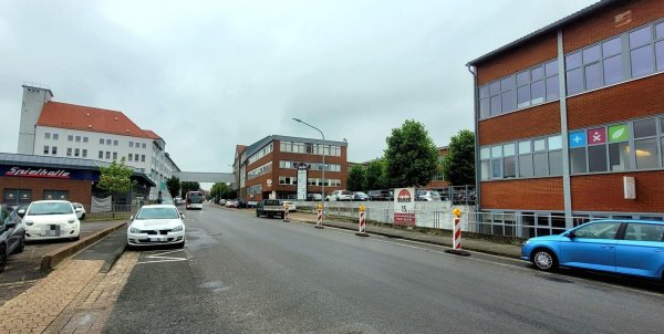Mehr Platz für Radfahrer und Fußgänger, dazu einen Kreisel vor dem Bahnhof: Die Lagesche Straße soll umgestaltet werden, doch jetzt wird noch einmal über die Kosten beraten. - © Katrin Kantelberg