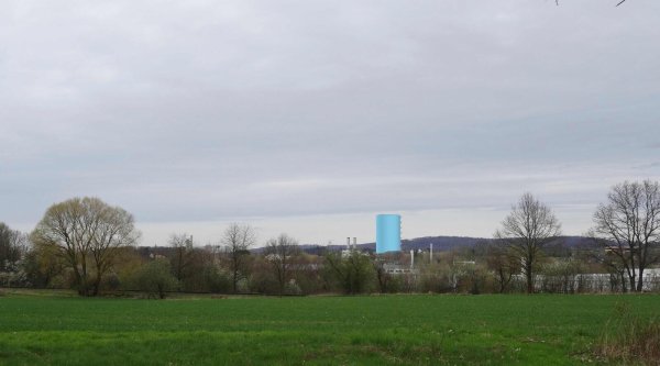 Von der B 66 an der Lageschen Straße dominiert der Wärmespeicher die Stadtsilhouette. Er würde vom Fotostandort aus etwa 780 Meter entfernt stehen. - © Fotocredit: Stadtwerke Lemgo