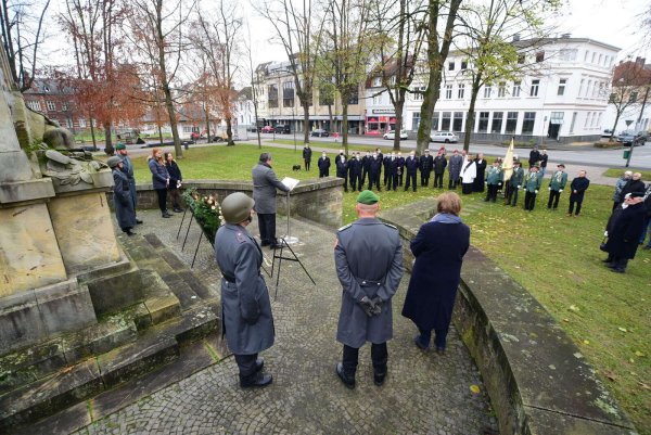 Landrat Dr. Axel Lehmann hält seine Rede am Denkmal auf dem Kaiser-Wilhelm-Platz in Detmold. - © Nicole Ellerbrake