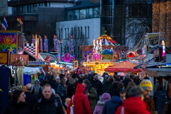 Die Detmolder Innenstadt ist am Donnerstag zur Andreasmesse gut besucht. - © Raphael Bartling