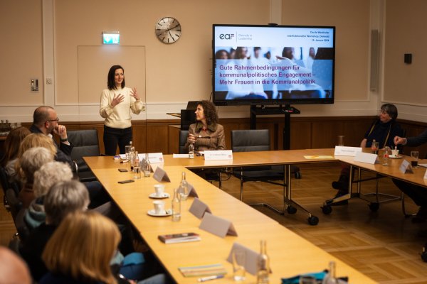 Moderatorin Cecile Weidhofer im Gespräch mit den Teilnehmerinnen und Teilnehmern im großen Sitzungssaal des Rathauses. - © Torben Gocke