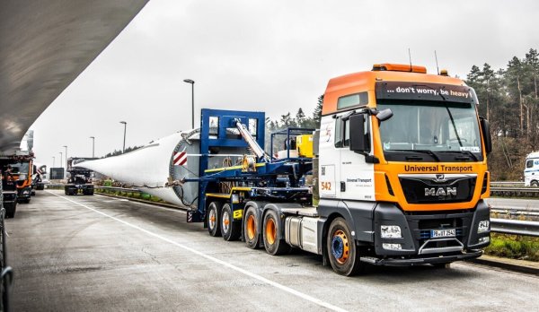Ein Schwertransporter der Firma Universal-Transport mit einem Bauteil für eine Windkraftanlage. An vielen Raststätten fehlen Parkplätze für solche Schwertransporte. - © Universal Transport