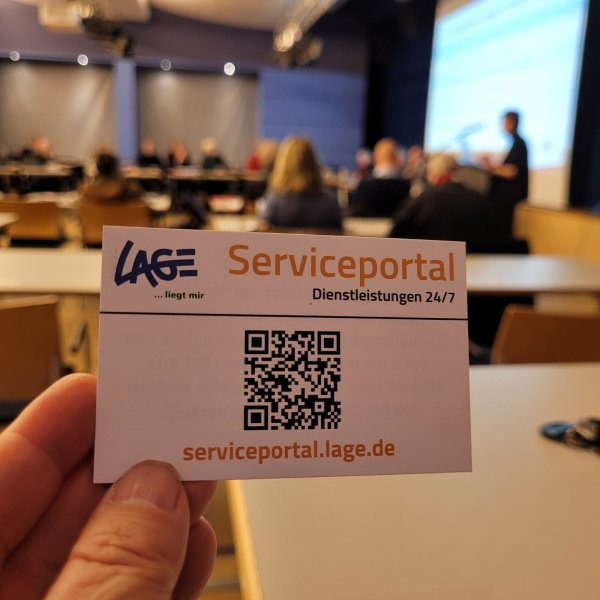 Ein kurzer Scan und schon erreicht man die Lagenser Verwaltung. Diese baut ihr Online-Serviceangebot deutlich aus, wie Christina Pohl, Koordinatorin der Digitalisierung, im Hauptausschuss vorgestellt hat. - © Astrid Sewing