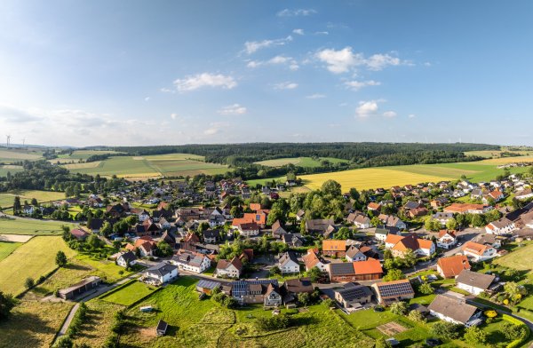 Klein, aber fein: Ein Blick auf Sabbenhausen. - © Dominik Ketz