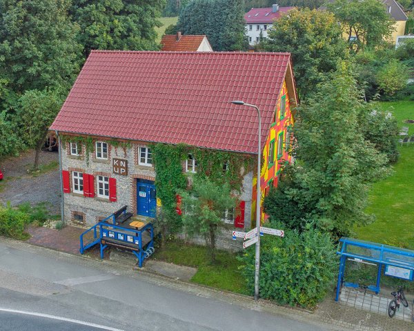 Die bunte Fassade des Knup spiegelt das gesellschaftliche Selbstverständnis des soziokulturellen Zentrums wider. - © Knup
