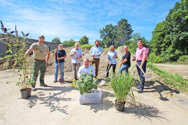 Baustart für den Klimapark am Hohenhauser Schulzentrum: Den Spaten schwingen (von links) Carsten Reineke (Juniorchef des gleichnamigen Kalletaler Gartenbaubetriebs), Kalletals SPD-Fraktionsvorsitzender Manfred Rehse, Jürgen Georgi (Grüne, Vorsitzender des Klimaschutz-Ausschusses), Sven Rainer Hoffmann (CDU, Vorsitzender des Bildungsausschusses), Bauamts-Mitarbeiterin Ute Seidemann, Bauamtsleiterin Ewa Hermann, Bundestagsabgeordneter Jürgen Berghahn (SPD) und Bürgermeister Mario Hecker (vorn). - © Jens Rademacher