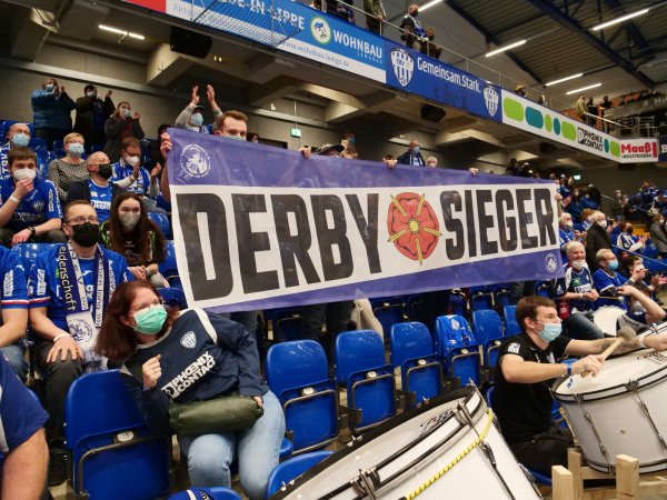 Das neue „Derby-Sieger“-Banner bleibt am Sonntag im Hexen-Schrank. Foto: Jörg Hagemann - © Jörg Hagemann
