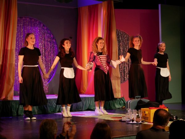 Viel Applaus bei der Premiere im Sommertheater. Mit Katharina Otte, Stella Hanheide, Alexandra Riemann, Jelana Kunz und Anja Syrbe (von links). - © Thomas Krügler