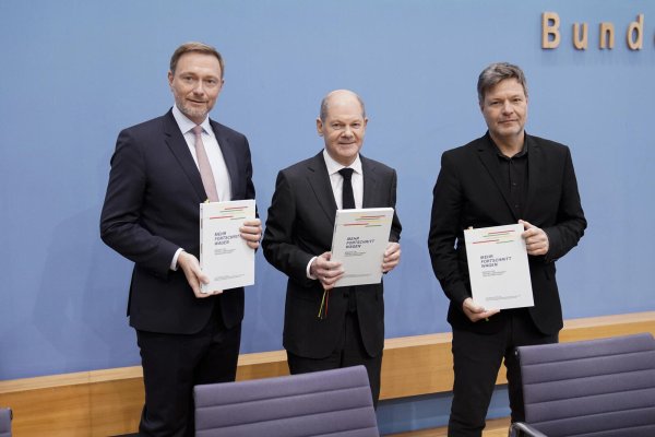 Unterzeichnung des Koalitionsvertrages Ende 2021: Kanzler Olaf Scholz (Mitte), Wirtschaftsminister Robert Habeck (r.) und Finanzminister Christian Lindner müssen erklären, was die Schlagzeile ihres Koalitionsvertrages – „Mehr Fortschritt wagen“ – konkret bedeutet. - © picture alliance / Flashpic