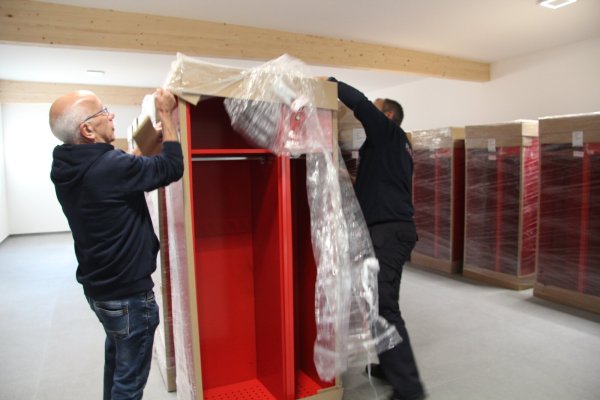Hans Ovenhausen (links) und Stefan Jakob, Leiter der Feuerwehr Barntrup, packen einen der neuen Spinde im neuen Anbau der Feuerwache aus. - © Nadine Uphoff