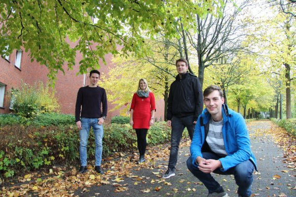 Das Jugendklimaparlament, vertreten durch (v.r.) Aaron Peche und Robin Kohlweg, erforscht zusammen mit Laura Schuster, Klimaschutzmanagerin vom Kreis Lippe und Bundesfreiwilligendienstler Koray Durgut die positiven Effekte von Corona auf die Umwelt. - © Yannick Sonntag