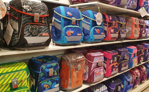 In vielen Familien in OWL ist der neue Ranzen vor der Schul-Zusage da. Eine Schulleiterin erklärt, warum das so lange dauert und was Eltern bei einer Absage tun können. - © radio