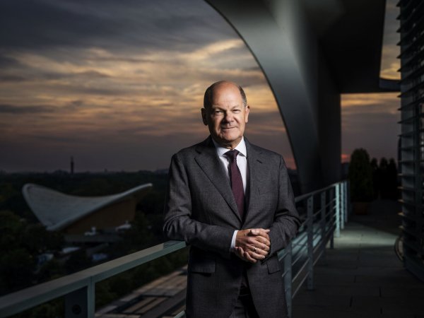 Kanzler Olaf Scholz (SPD) am Rande unseres Interviews auf dem Balkon des Kanzleramts. - © Dominik Butzmann/photothek.de