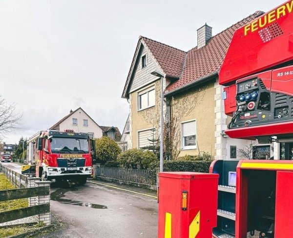 Ein Mensch flüchtet vor den Flammen auf einen Balkon. Von dort retten ihn die Einsatzkräfte. - © Feuerwehr Detmold