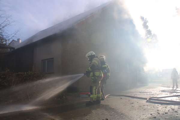 Völlig vernebelt: Die Löschgruppe Wülfer-Bexten muss bei einer Werkstatt einen vermeintlichen Brand löschen. Der Angriffstrupp ist in Position, um die noch vermisste Person zu finden. - © Daniel Hobein/ Feuerwehr Bad Salzuflen