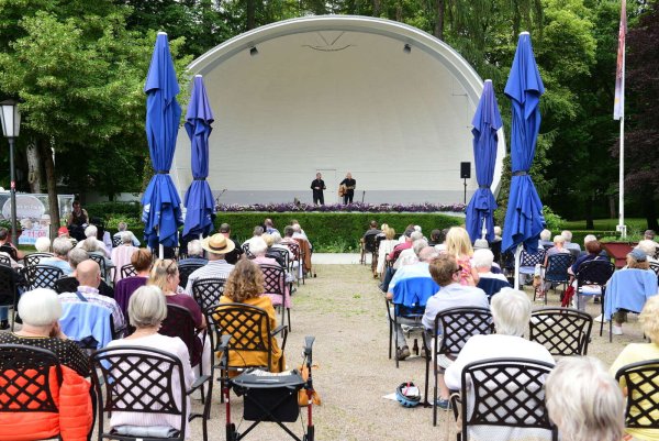Mit Dieter Kropp und Mickey Meinert ist im Kurpark die kulturelle Durststrecke beendet worden.  - © Nicole Ellerbrake