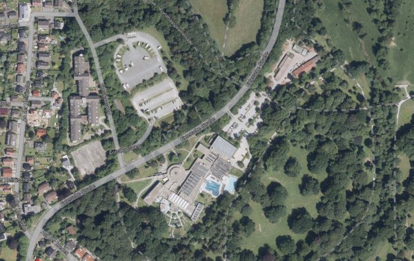 Hier wird bis Ende 2026 gebaut. Zur Zeit entsteht nördlich der Exterschen Straße und unterhalb des Wohnmobilstellplatzes Flachsheide ein neues Parkdeck. Ist dieses fertig, soll der Bau eines Voer-Sterne-Hotels auf dem heutigen Parkplatz "VitaSol I" an der Therme beginnen. Oberhalb davon befindet sich ein städtischer Betriebshof. - © TIM-online/Geobasisdaten NRW