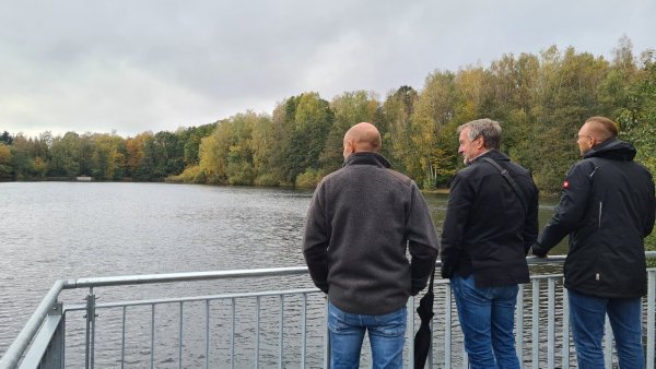 Dirk Süllwold (von links), Stefan Höke und Mike Wittsieker stehen auf der neuen Plattform im umgestalteten Landschaftspark Pottkuhle. - © Nadine Uphoff