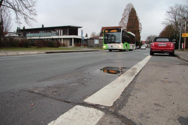 Der Kanal ist kaputt, die Stadt muss die Regenstorstraße aufgraben – auf einem Weg gibt’s neuen Asphalt und eine Umgestaltung. Auch der Regenstorplatz soll aufgehübscht werden. - © Nadine Uphof