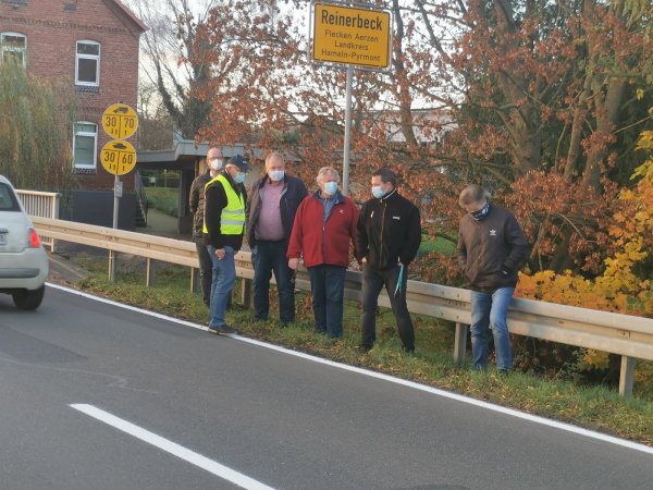Unzufrieden und sorgenvoll blicken die Anwohner von Reinerbeck auf die Verkehrssituation im Ort - insbesondere in Zeiten der Zuckerrüben-Kampagne: (von links) Carsten Strasdat, Dieter Czudnochowski, Wilfried Düwel aus Alverdissen, Rüdiger Kreft, Marius Czudnochowski und Gerd Schwulera. - © Sylvia Frevert