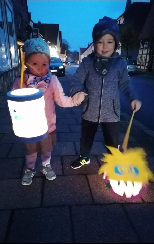 Die kleine Renée (3) und ihr Bruder Lukas (4) sind stolz auf ihre Laternen. Deshalb möchte ihre Mutter Susanne Madest ihnen und anderen Kindern das Martinssingen in Corona-konformer Form ermöglichen. - © Susanne Madest