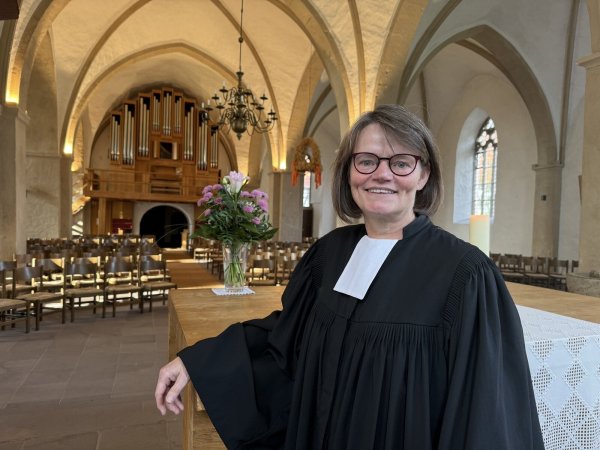 Pfarrerin Brigitte Fenner genießt es, wenn ihre Predigten von Orgel-Musik getragen werden. - © Sandra Castrup