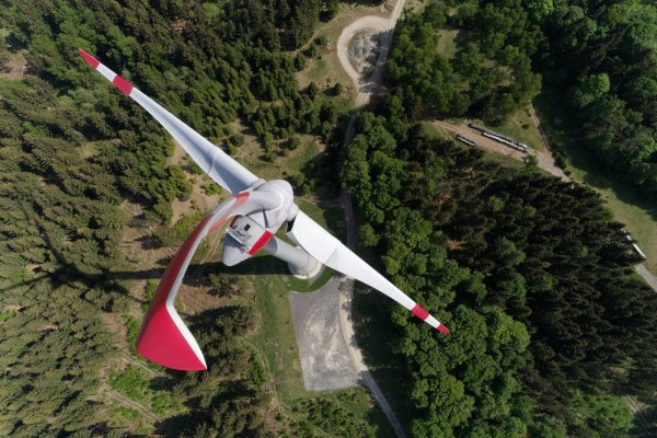 Eine Windkraftanlage im Wald: Wie hier bei Kassel könnte es auch auf der Egge aussehen. - © Städtische Werke Kassel