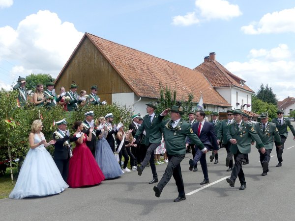 Der Schützenverein Elbrinxen paradiert im perfekten Stechschritt an der Königsgesellschaft auf dem Wagen vorbei. Bürgermeister Torben Blome hält mit. - © Rudi Rudolph