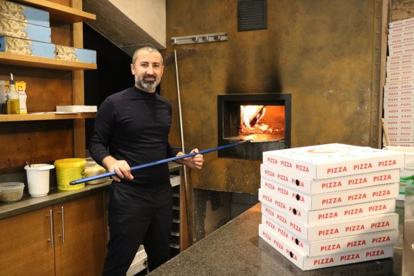 Ibrahim Hamad steht am Steinofen in seinem Lokal "La Taverna". Aktuell läuft ausschließlich das Außer-Haus-Geschäft. - © Alexandra Schaller