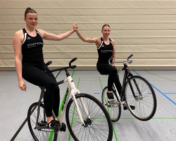 Kim Schlüter (links) und Neele Jodeleit vom RSV Knetterheide. - © Sebastian Lucas