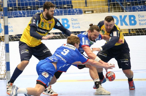 Lemgos gleich mehrfach erfolgreiche Torschützen Jonathan Carlsbogard (2. von links) und Marcel Timm (3. v. l.) kämpfen um den Ball. - © Paul.Cohen