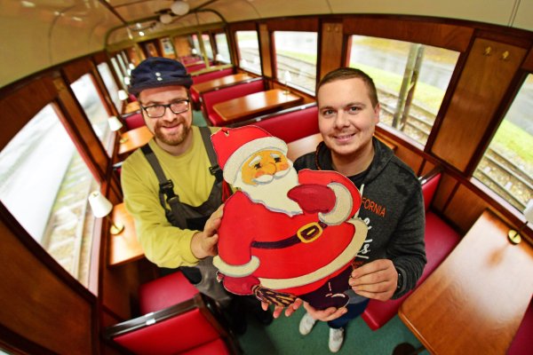 Golo Kahlert (links), Vorsitzender des Vereins Landeseisenbahn Lippe, und Maurice Ansorge mit dem Nikolaus im historischen Express. Foto: Nicole Ellerbrake - © Nicole Ellerbrake