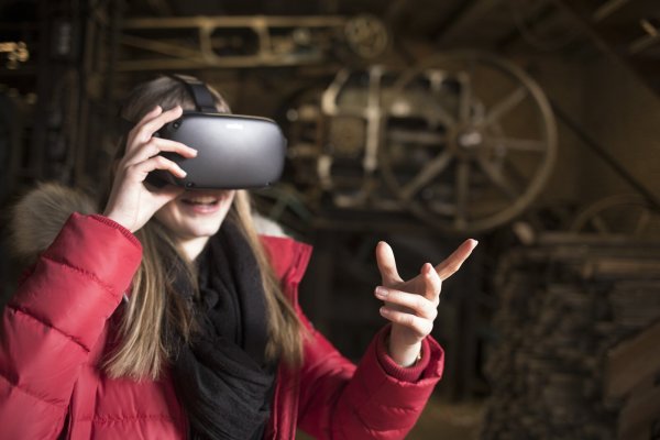 Was erwarten Kinder und Jugendliche von einem Museum? Eine 3D-Brille haben die Jugendlichen des Mitwirkungsforums im Ziegeleimuseum Lage testen können. Sie reden mit, denn es geht darum, die Dauerausstellung interessanter zu gestalten. - © Veit Mette