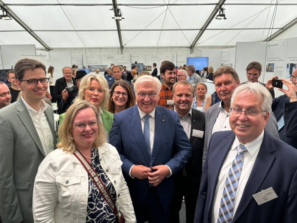 Bundespräsident Frank-Walter Steinmeier (Mitte) umrahmt vom Projektteam „Sektorkopplung“ Julius Rahlmeyer, Nadine Steenberg, Rektorin der FHM, Prof. Dr. Anne Dreier, Elisa Goldmann, Kalletals Bürgermeister Mario Hecker, MdB Jürgen Berghahn und Landrat des Kreises Herford, Jürgen Müller, auf der „Woche der Umwelt“ (von links). - © Gemeinde Kalletal
