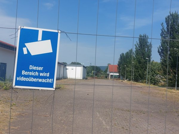 Der neue Besitzer hat das Gelände an der Pyrmonter Straße mit einem Bauzaun und mit Videoüberwachung sowie Alarmanlagen gesichert. - © Michaela Weiße