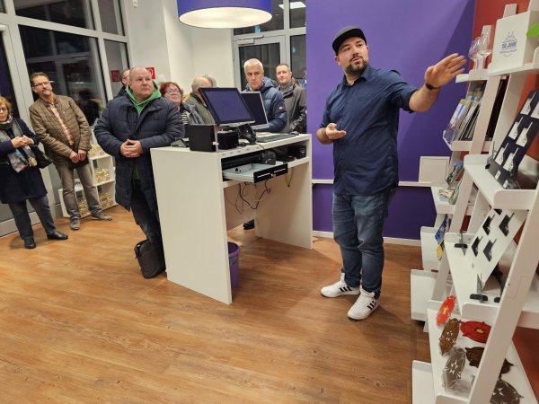 Lucas Noke stellte den Mitgliedern des Ausschusses die Angebote in der neuen Tourist-Info in Lage vor. Für den Service soll mehr geworben werden. - © Astrid Sewing