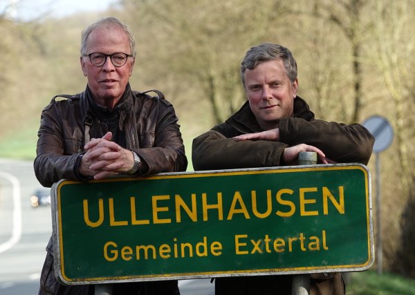Cord-Henning Braband (li.) und sein Sohn Heiner wohnen auf Gut Ullenhausen; wenige Meter hinter dem Schild endet das Extertal. - © Axel Bürger