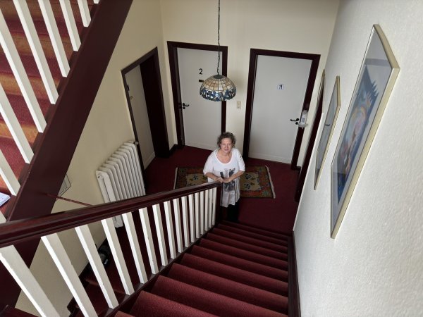 Silke Christen steht im Treppenhaus der Kurvilla "Fürstin Pauline". - © Sven Kienscherf