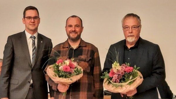 Bürgermeister Matthias Kalkreuter (von links) begrüßte Benjamin Tiedt (Grüne) und Klaus Schmiedekamp (FWG/BBL) als neue Ratsmitglieder. - © Lorraine Brinkmann