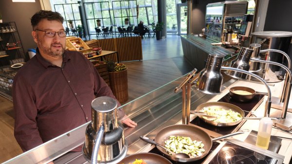 Geschäftsführer Roland Dieckelmann am Buffet: Das Restaurant bietet drinnen 150 Sitzplätze und weitere auf der Terrasse. - © Sven Koch
