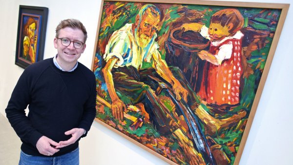 David Riedel, künstlerischer Leiter des Museums Peter August Böckstiegel, neben dem Böckstiegel-Bild „Sensendengler (Mein Vater)“ von 1925. - © Barbara Franke